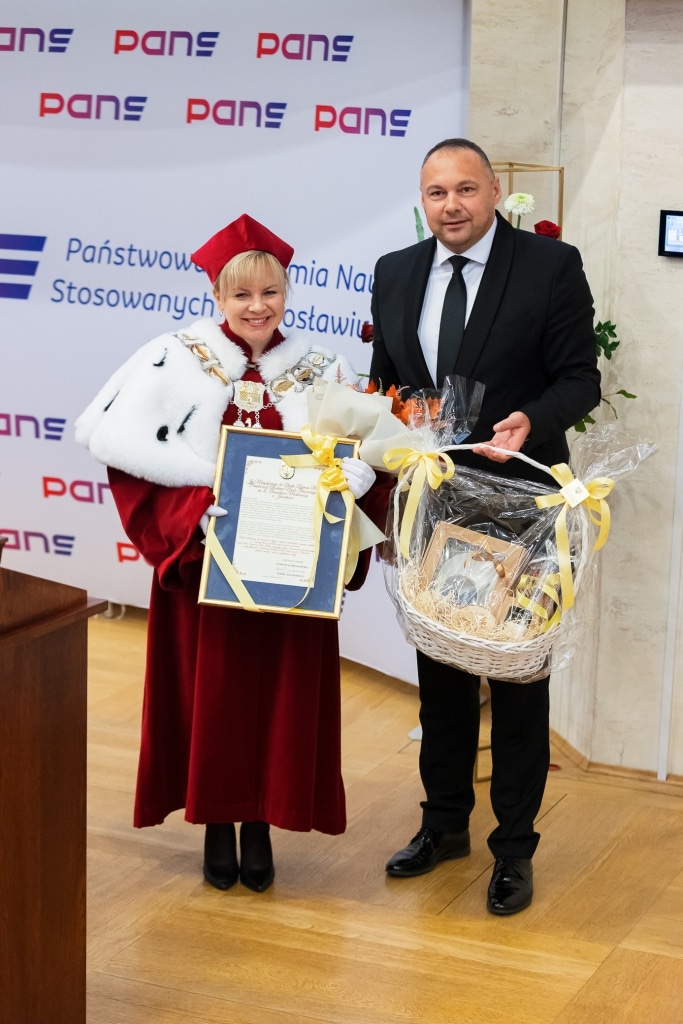 Rektor PANS w Pile z nagrodami podczas inauguracji roku akademickiego.
