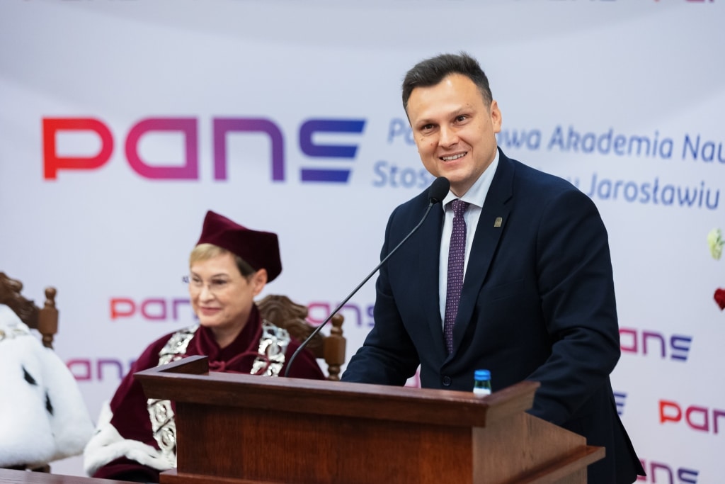 Mężczyzna przemawia podczas Inauguracji Roku Akademickiego PANS Jarosławiu.
