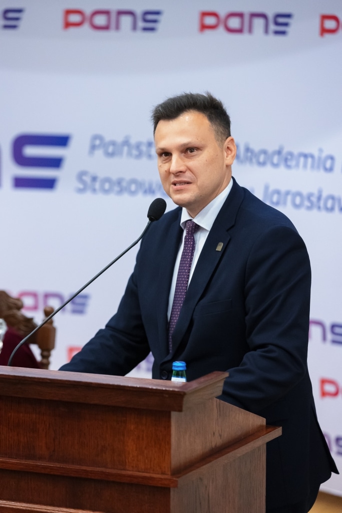 Mężczyzna w garniturze przemawia podczas inauguracji roku akademickiego