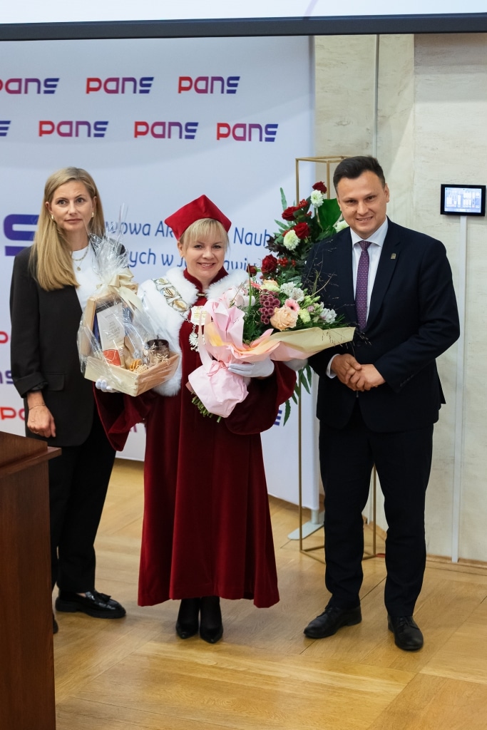 Inauguracja Roku Akademickiego: wręczenie prezentów i bukietu.