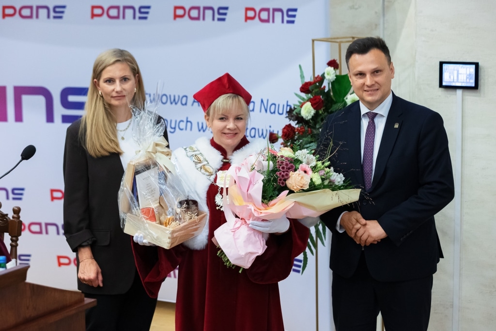 Profesor w todze z bukietem kwiatów podczas inauguracji roku akademickiego