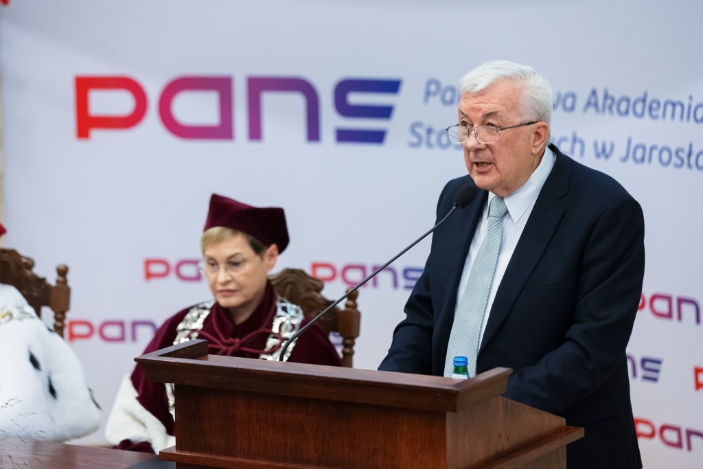 Inauguracja Roku Akademickiego PANS: przemawia mężczyzna w garniturze
