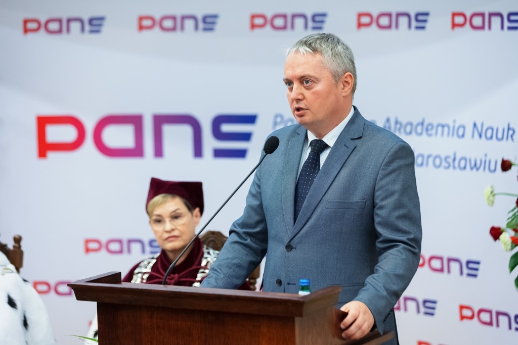 Mężczyzna przemawia na inauguracji roku akademickiego PANS w Rzeszowie.