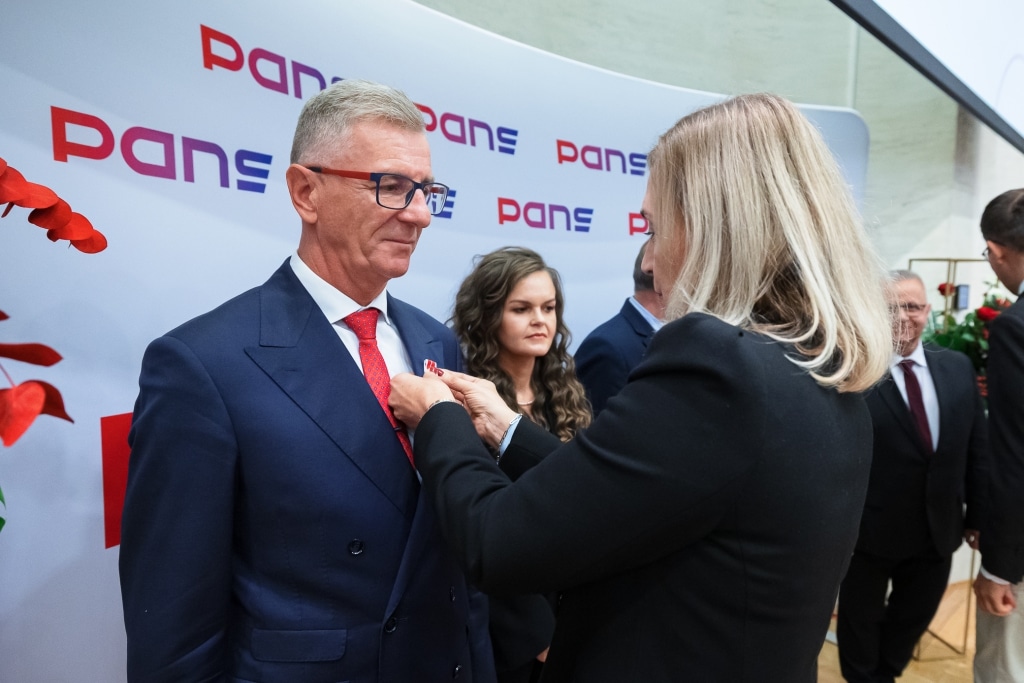 Inauguracja Roku Akademickiego: wręczenie odznaczenia mężczyźnie w garniturze
