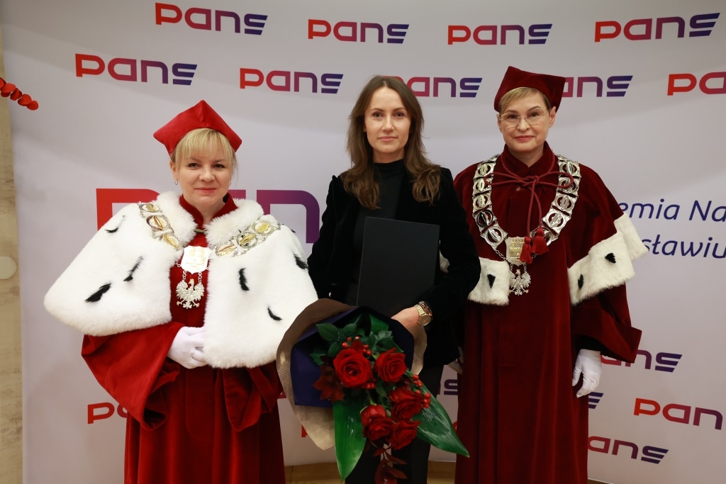Uroczysta inauguracja roku akademickiego PANS z udziałem trzech kobiet w togach.