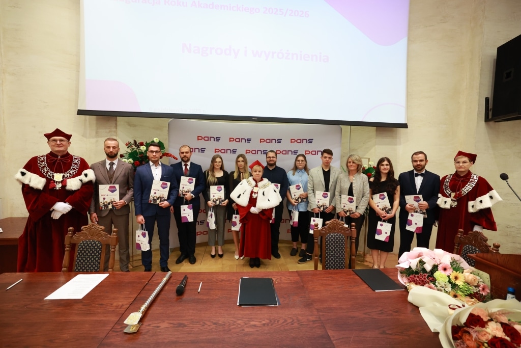 Uroczystość inauguracji roku akademickiego z nagrodami i wyróżnieniami.