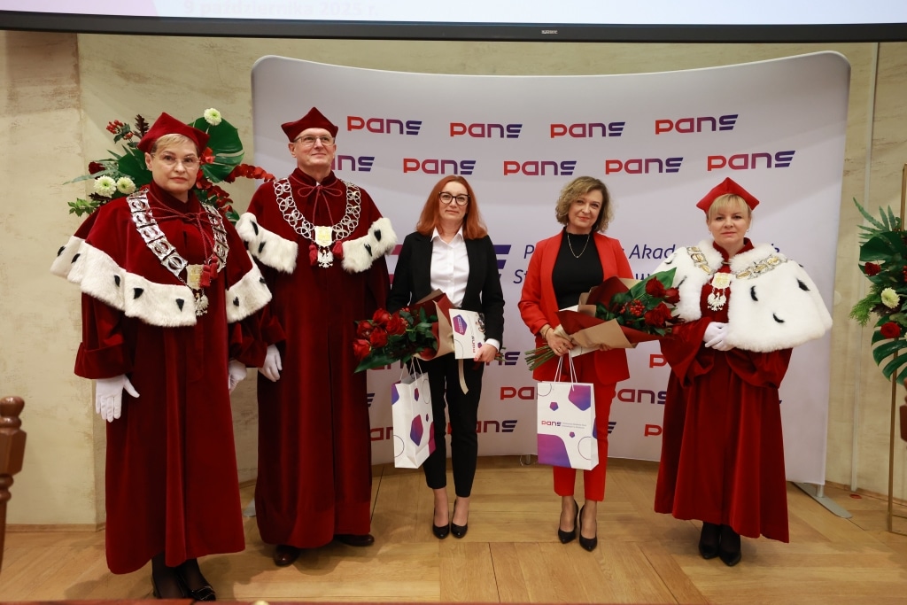 Uroczysta inauguracja roku akademickiego PANS z rektorem i profesorami w togach.