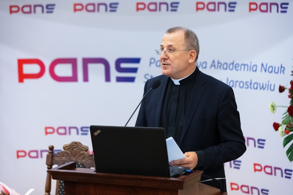 Ksiądz przemawia podczas Inauguracji Roku Akademickiego w PANS Jarosławiu.