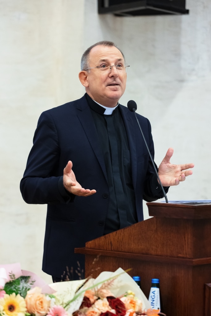 Ksiądz w sutannie przemawia podczas Inauguracji Roku Akademickiego.