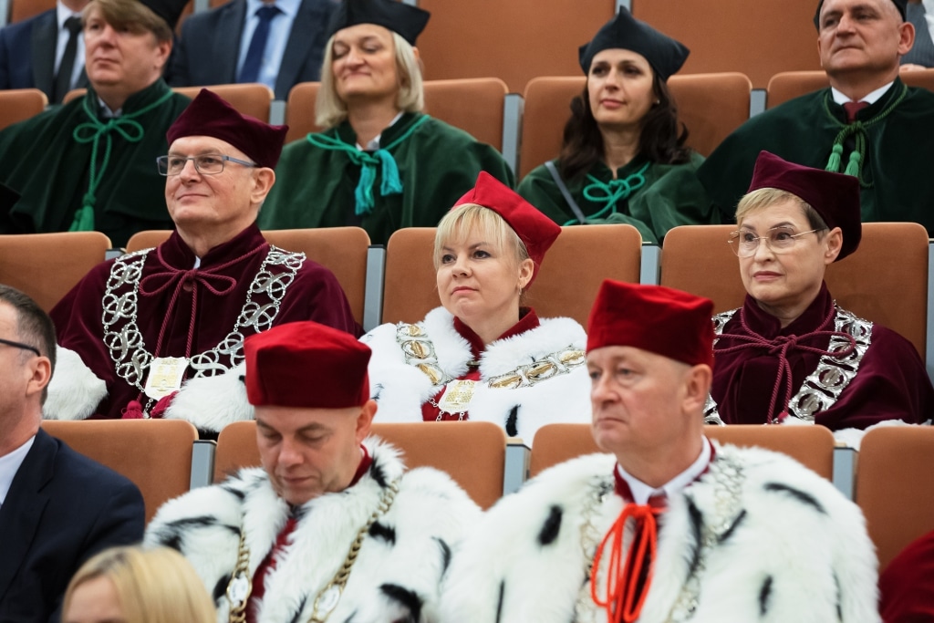 Uroczysta inauguracja roku akademickiego z udziałem profesorów w togach.