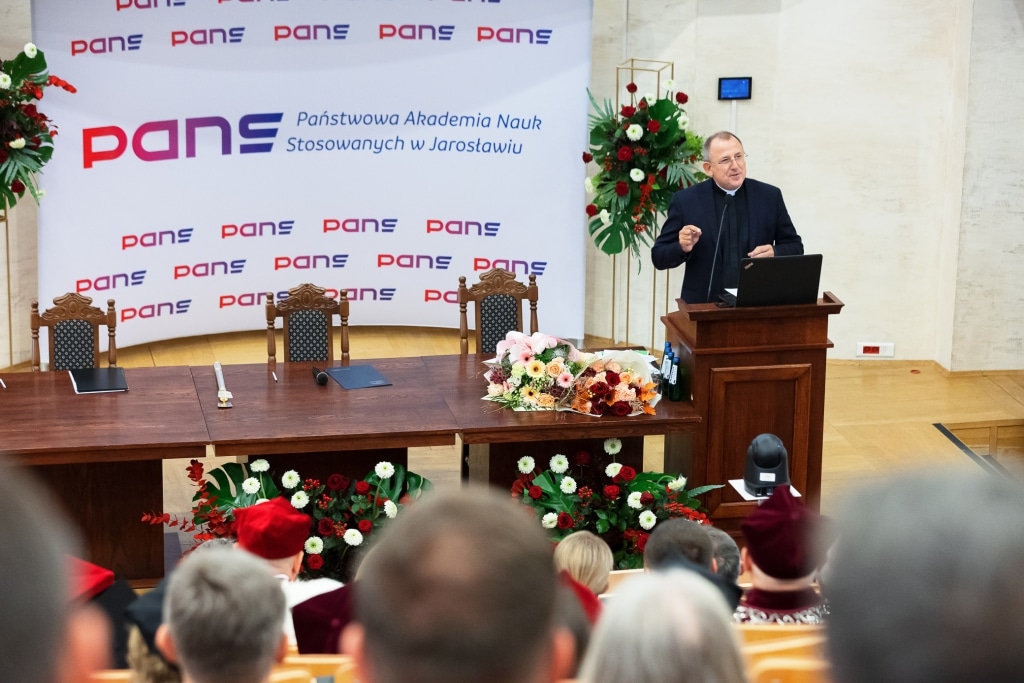 Mężczyzna w todze przemawia na inauguracji roku akademickiego PANS w Jarosławiu.
