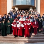 Uroczysta inauguracja roku akademickiego z udziałem profesorów w togach.