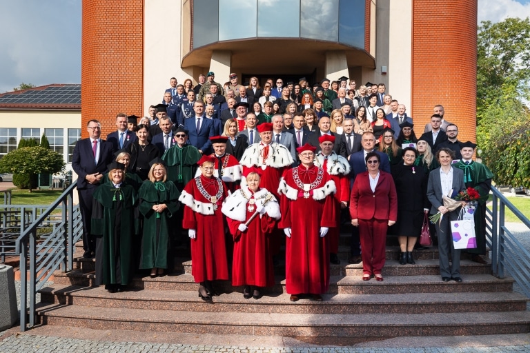 Uroczysta inauguracja roku akademickiego z udziałem profesorów w togach.
