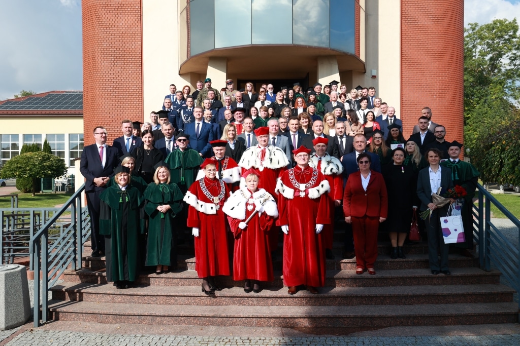 Uroczysta inauguracja roku akademickiego z udziałem profesorów w togach.
