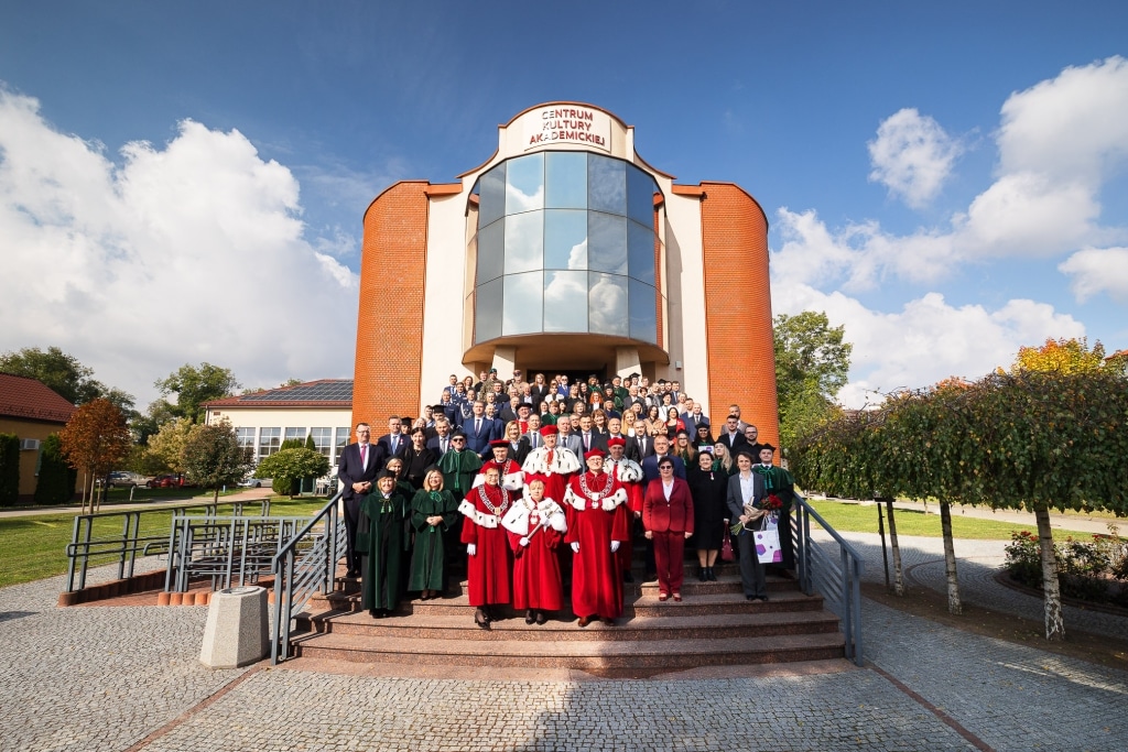 Uroczysta inauguracja roku akademickiego z udziałem profesorów w togach.