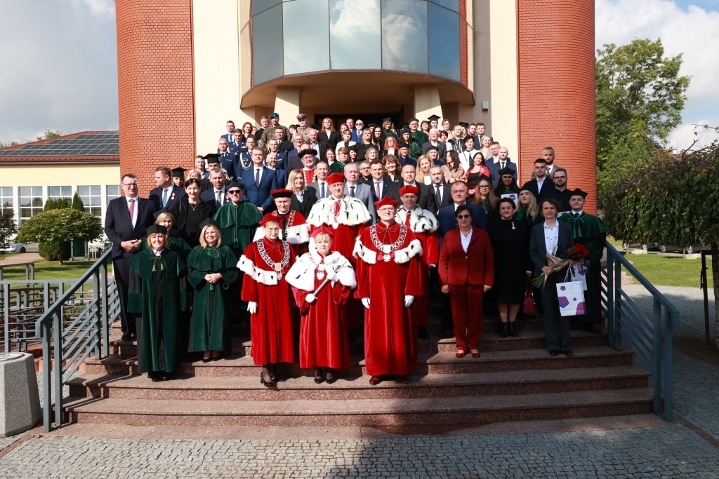 Uroczysta inauguracja roku akademickiego: grupa profesorów w togach na schodach budynku