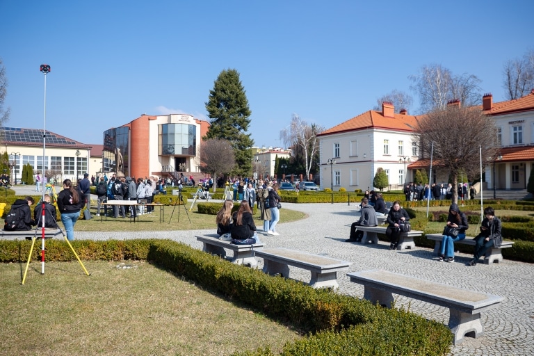 Studenci na Dniu Otwartym 2025, budynek rektoratu i centrum nauki
