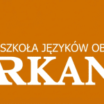 Logo "Arkana Szkoła Języków Obcych" na pomarańczowym tle.