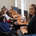 Kobieta prowadzi warsztaty BIM dla studentów przy komputerach