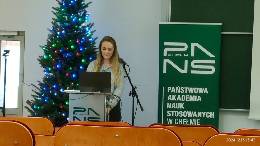 Studentka prezentuje na konferencji w Państwowej Akademii Nauk Stosowanych w Chełmie