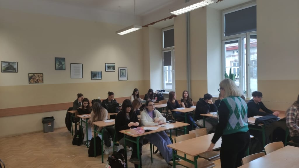 Uczestniczki warsztatów z poczucia własnej wartości w sali lekcyjnej