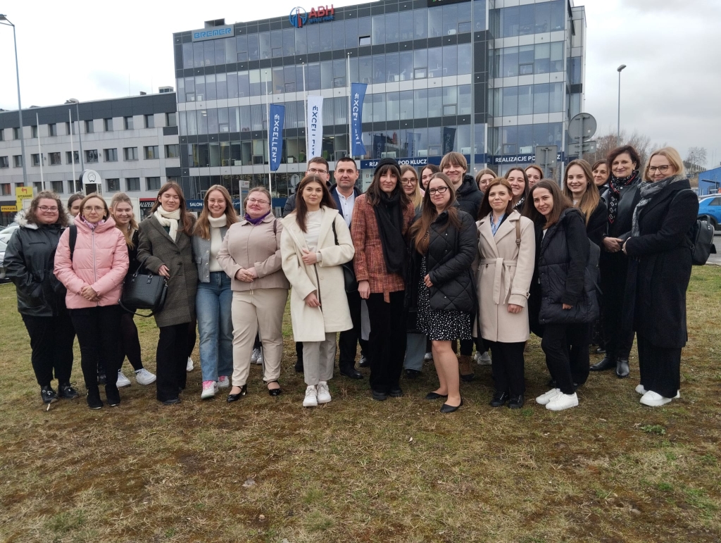 Grupa pracowników Excellent S.A. przed budynkiem firmy podczas wizyty studyjnej.