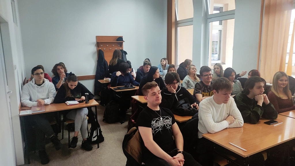 Uczniowie na spotkaniu z Dyrektorem Szkoły Językowej English Prospect