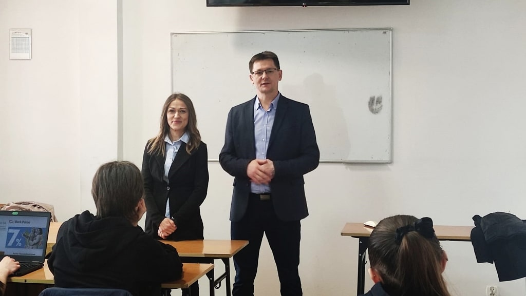 Dyrektor szkoły językowej English Prospect prowadzi spotkanie w sali lekcyjnej.