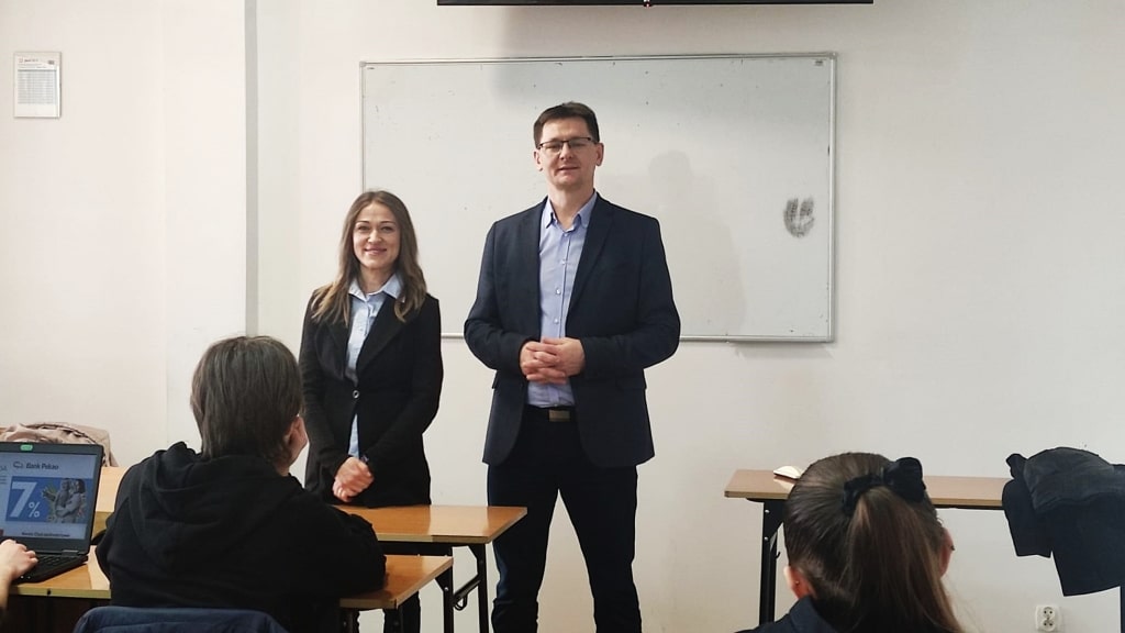 Dyrektor English Prospect z nauczycielką podczas spotkania w szkole.