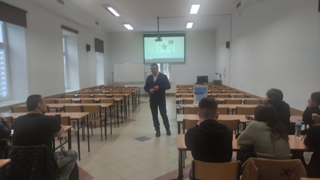 Przedstawiciel Urzędu Marszałkowskiego wygłasza prezentację dla studentów