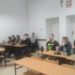 Spotkanie z przedstawicielem Urzędu Marszałkowskiego w Rzeszowie: młodzież słucha w sali wykładowej.