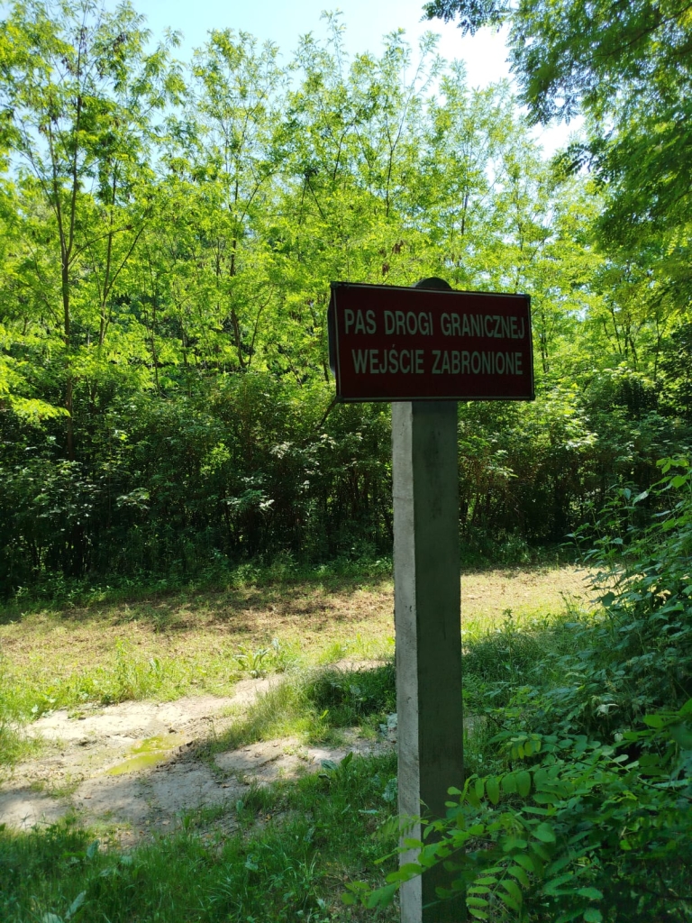 Znak "Pas drogi granicznej, wejście zabronione" podczas wyjazdu studyjnego.