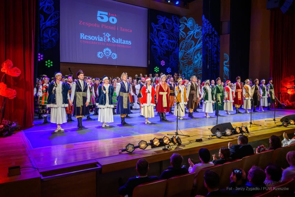 Gala Zespołu Pieśni i Tańca „Resovia Saltans” na scenie w Rzeszowie.