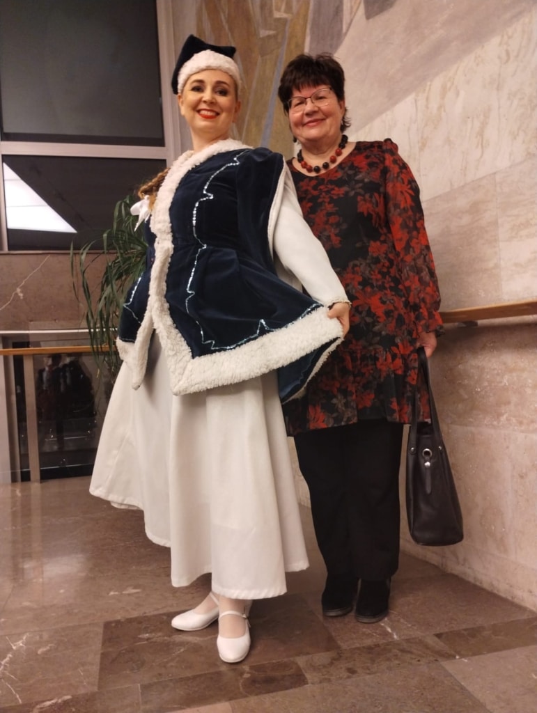 Tancerka w stroju ludowym i kobieta na gali ZPiT Resovia Saltans