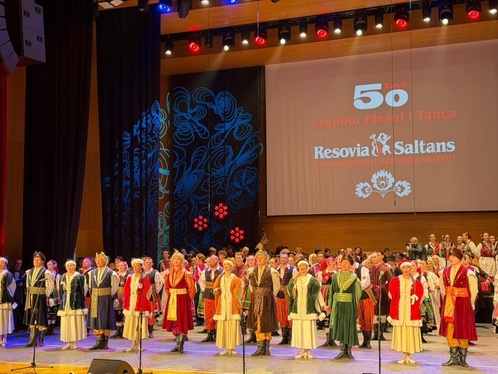 Gala 50-lecia ZPiT Resovia Saltans: zespół w strojach ludowych na scenie.