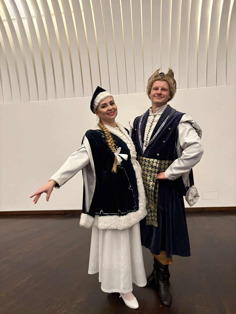 Para w strojach ludowych na uroczystej gali Zespołu Pieśni i Tańca „Resovia Saltans”