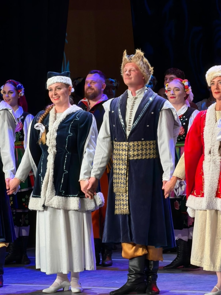 Para w strojach ludowych na gali Zespołu Pieśni i Tańca „Resovia Saltans”