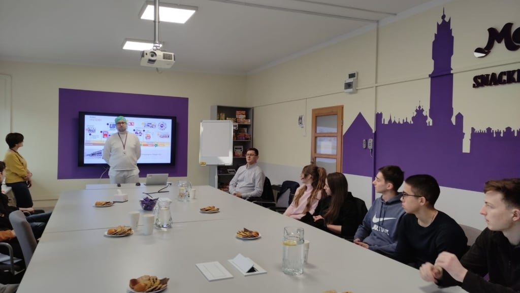 Wizyta studyjna w Mondelez Polska: prezentacja w sali konferencyjnej.
