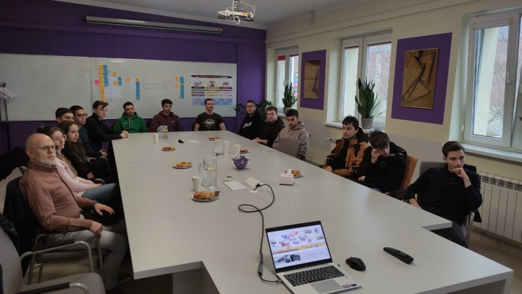 Grupa studentów podczas wizyty studyjnej w Mondelez Polska w Jarosławiu