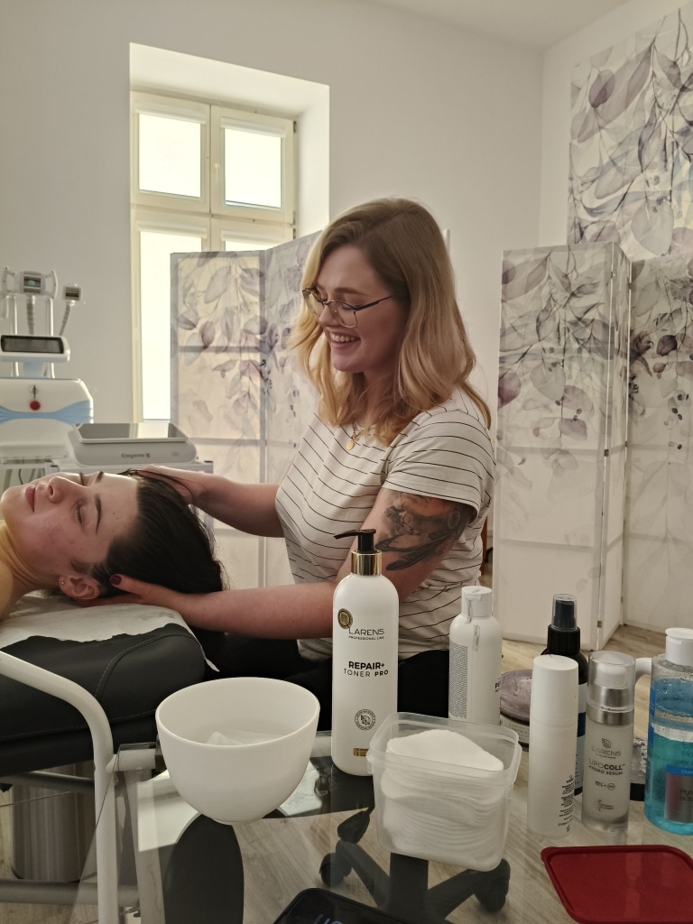 Szkolenie z masażu Kobido: masażystka wykonuje masaż twarzy klientce.