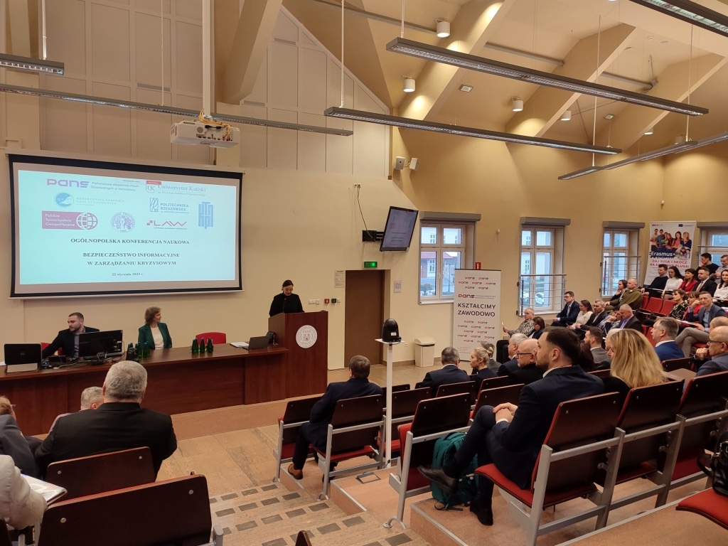 Uczestnicy Ogólnopolskiej Konferencji Naukowej Bezpieczeństwo Informacyjne w Zarządzaniu Kryzysowym