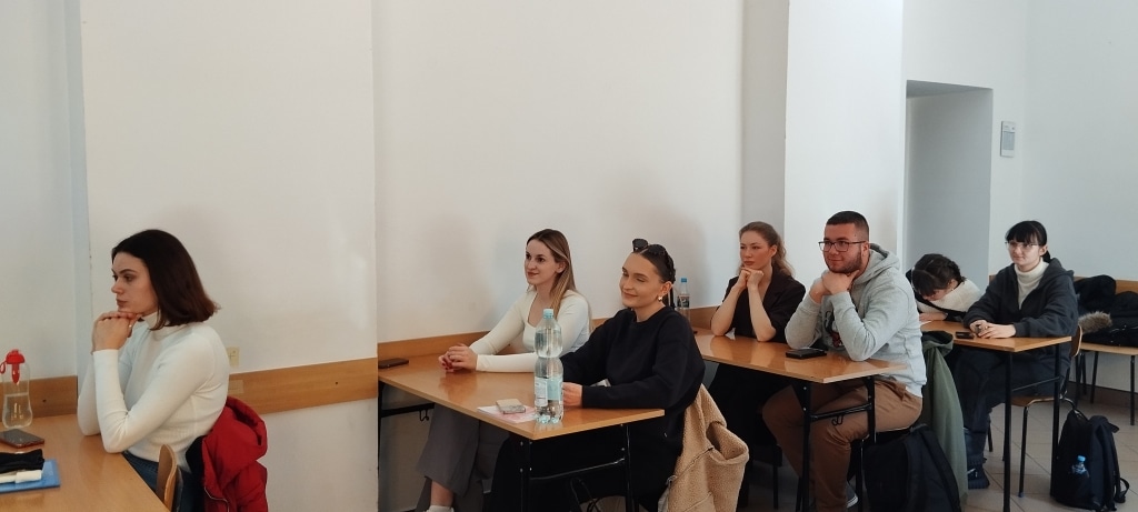 Grupa osób na warsztatach z poczucia własnej wartości