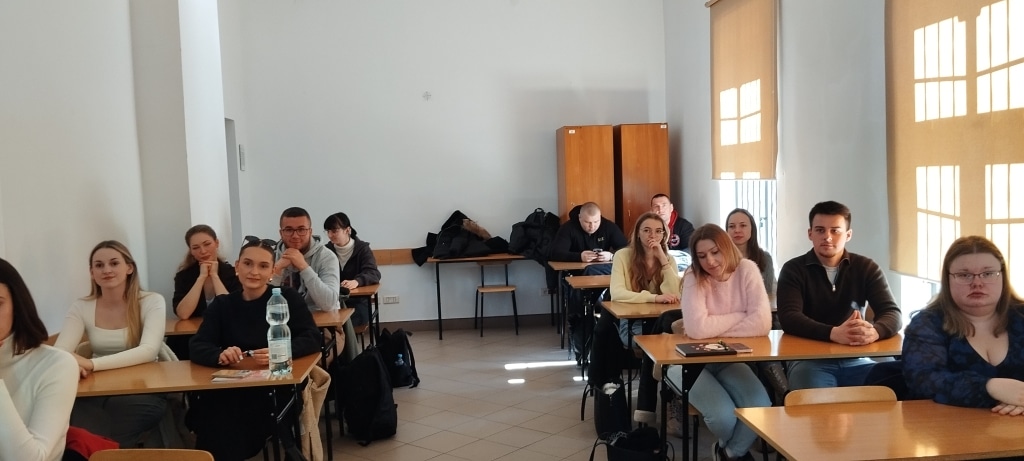 Grupa młodych ludzi na warsztatach z poczucia własnej wartości.