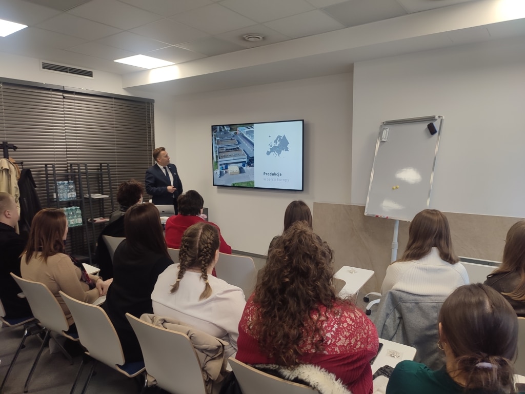 Wizyta studyjna w Excellent S.A.: prelekcja w sali konferencyjnej.
