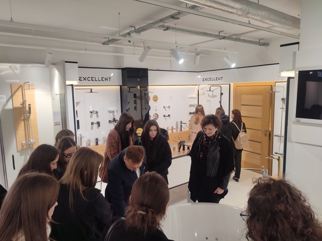 Grupa osób zwiedza salon łazienkowy z armaturą Excellent S.A.