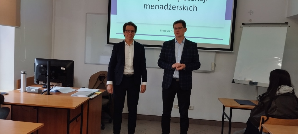 Dwóch mężczyzn podczas warsztatów z kompetencji menadżerskich