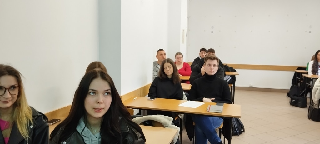 Uczestnicy warsztatów kompetencji menadżerskich siedzą w sali wykładowej.