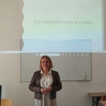 Kobieta prowadzi warsztaty o zarządzaniu sobą w czasie