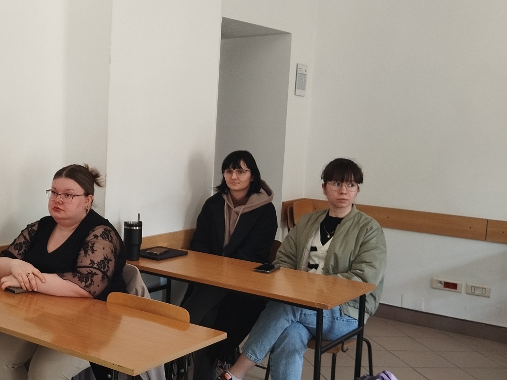 Uczestniczki warsztatów o zarządzaniu sobą w czasie siedzą przy stołach