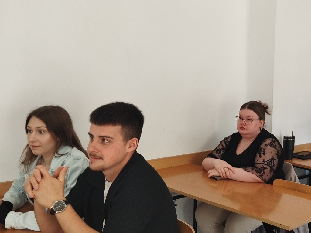 Uczestnicy warsztatów o zarządzaniu sobą w czasie, siedzący przy stołach.